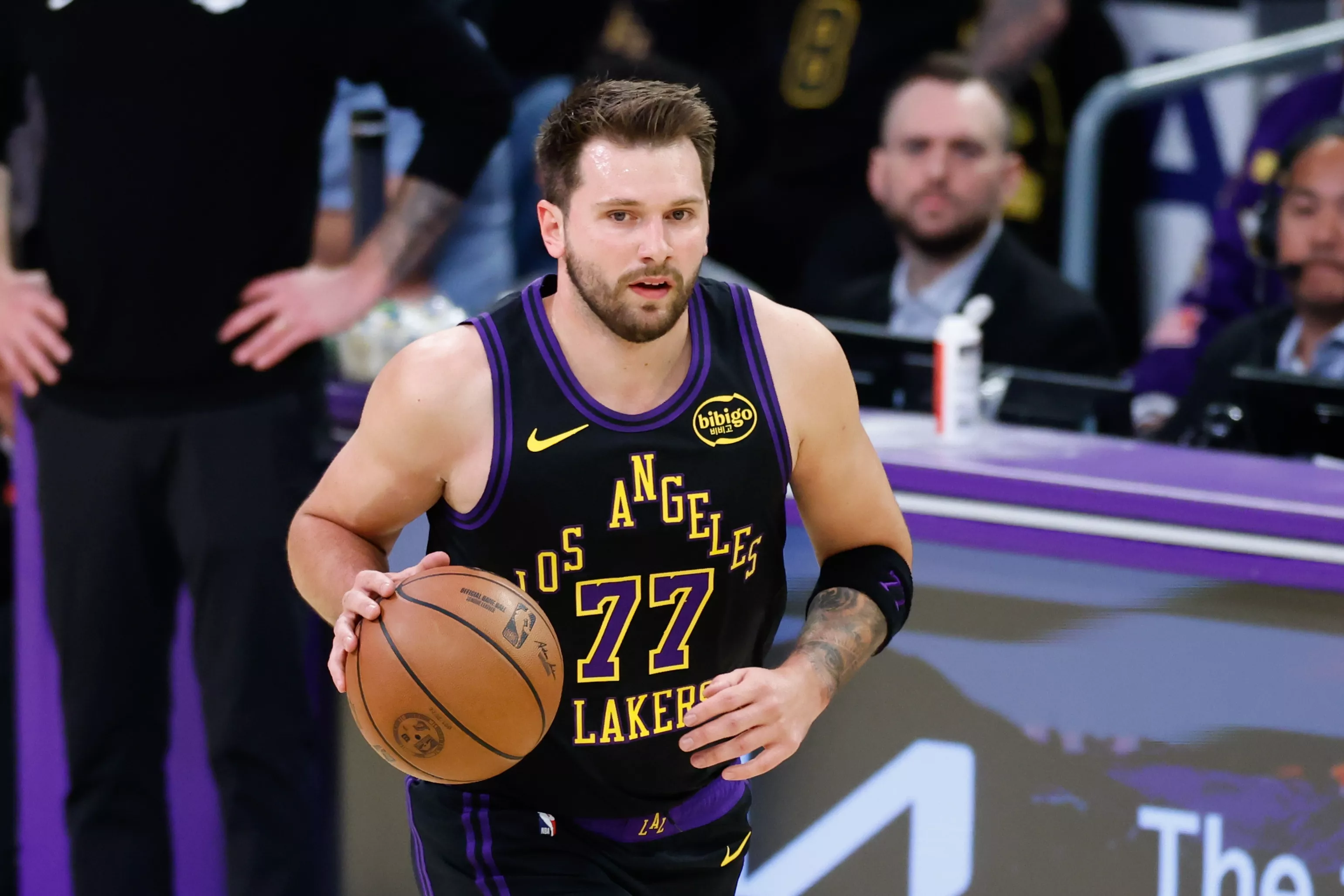 申京复出迎战东契奇 欧洲内线交锋数据全面落后