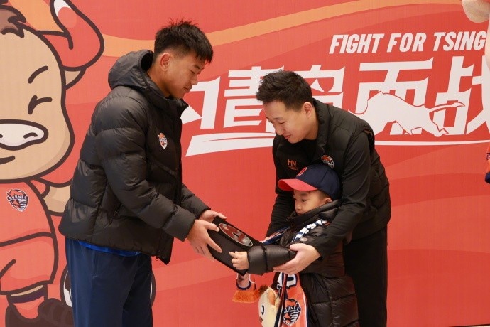 青岛海牛主场赛后启动家庭互动环节 李苏达向球迷赠送32周年礼盒 青岛海牛主场赛后启动家庭互动环节 李苏达向球迷赠送32周年礼盒