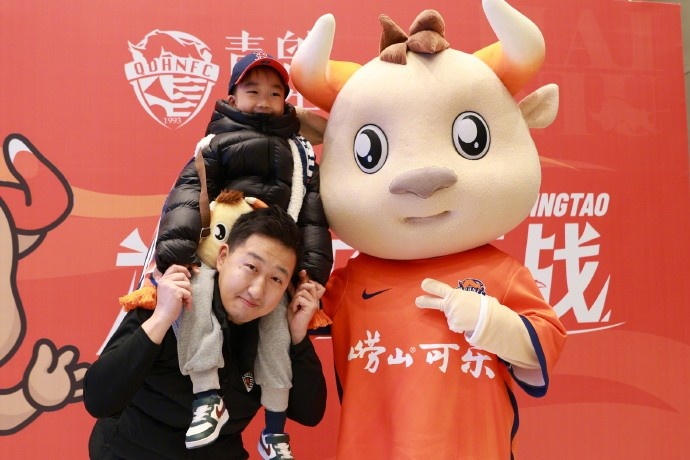 青岛海牛主场赛后启动家庭互动环节 李苏达向球迷赠送32周年礼盒 青岛海牛主场赛后启动家庭互动环节 李苏达向球迷赠送32周年礼盒