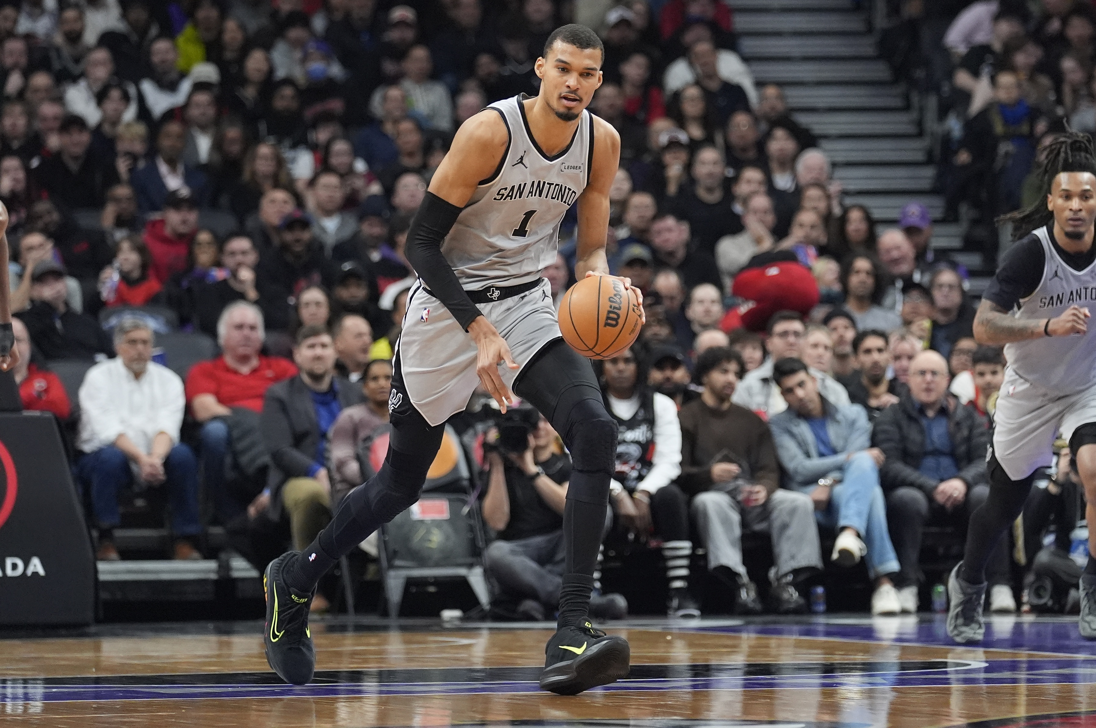 文班亚马率马刺冲击12连胜 掘金森林狼上演西部卡位战