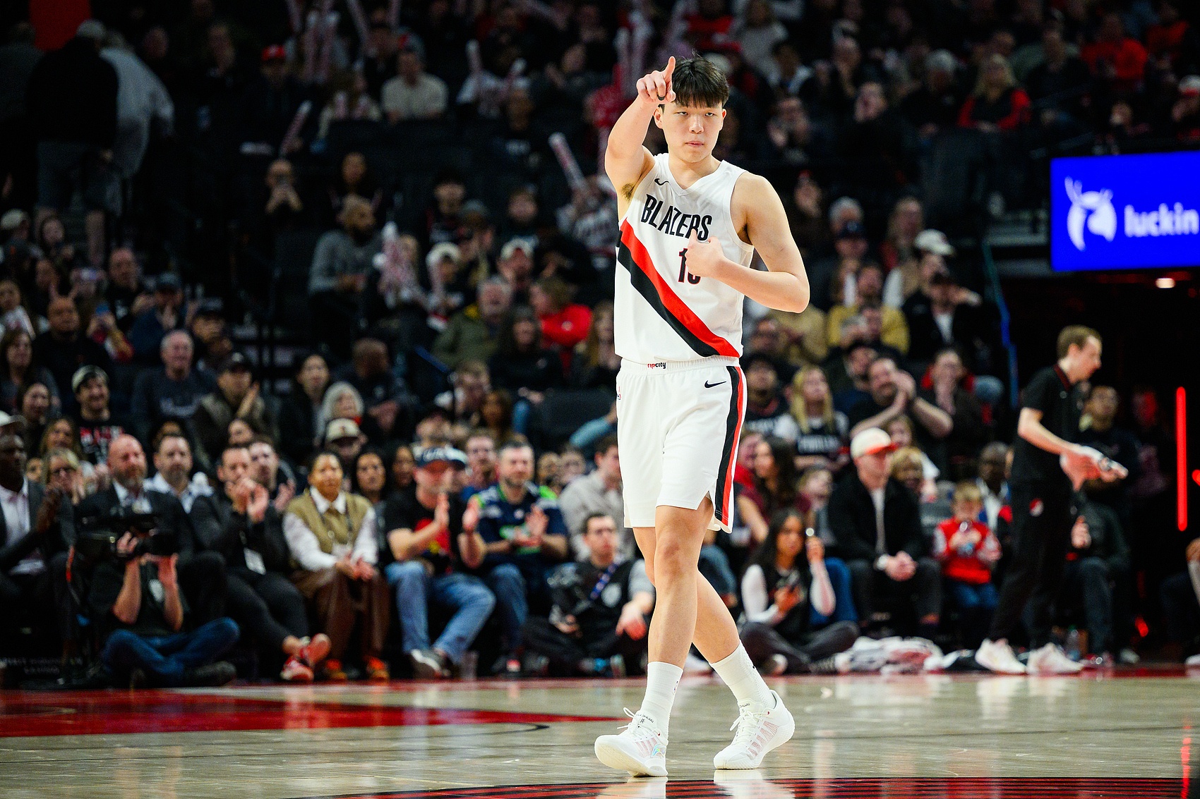 黄蜂三少驱动连胜 步行者四连败垫底 马刺十连胜紧追雷霆