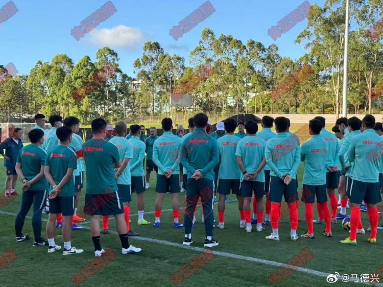 国足抵悉尼当晚开练 邵佳一直接上战术课