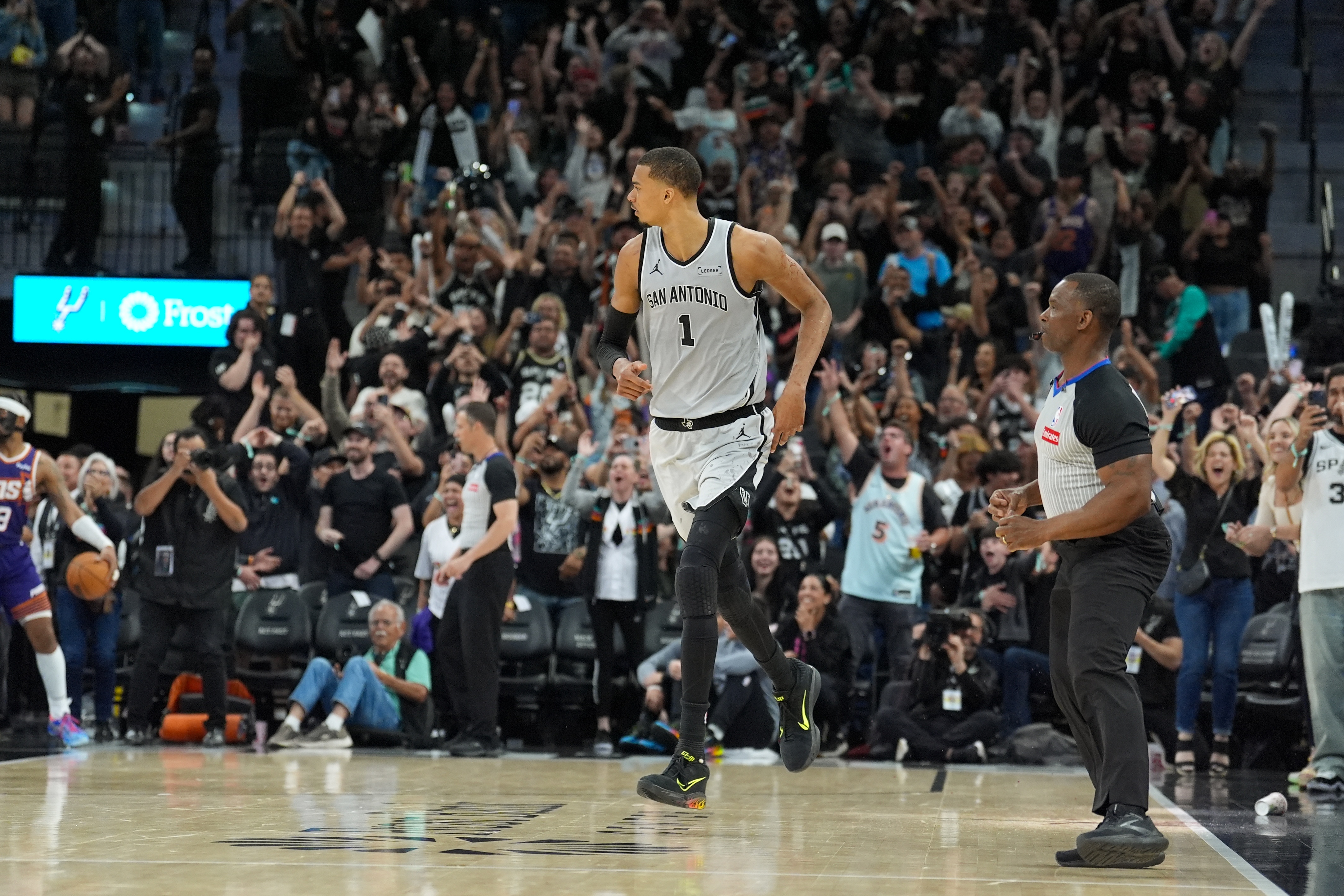 卡莱尔定义文班亚马：篮球史上攻防影响力无前例