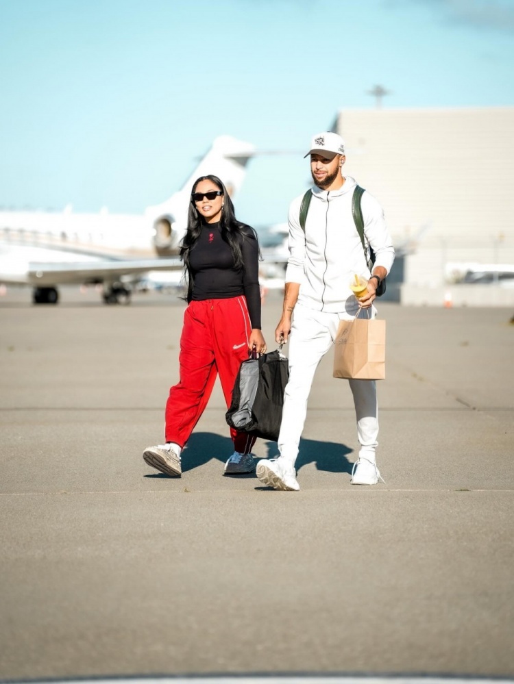 库里社交媒体庆生妻子阿耶莎 称其为家庭核心与个人动力源