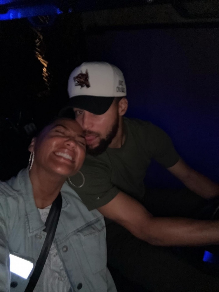 库里社交媒体庆生妻子阿耶莎 称其为家庭核心与个人动力源