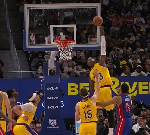 詹姆斯关键封盖被吹干扰球 赛后回应简洁直接