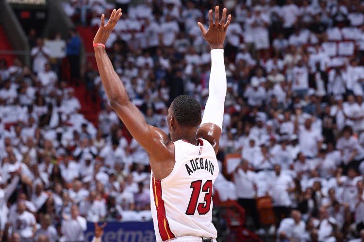 韦德评阿德巴约83分争议 称想象中高分应是暴扣干拔而非43次罚球