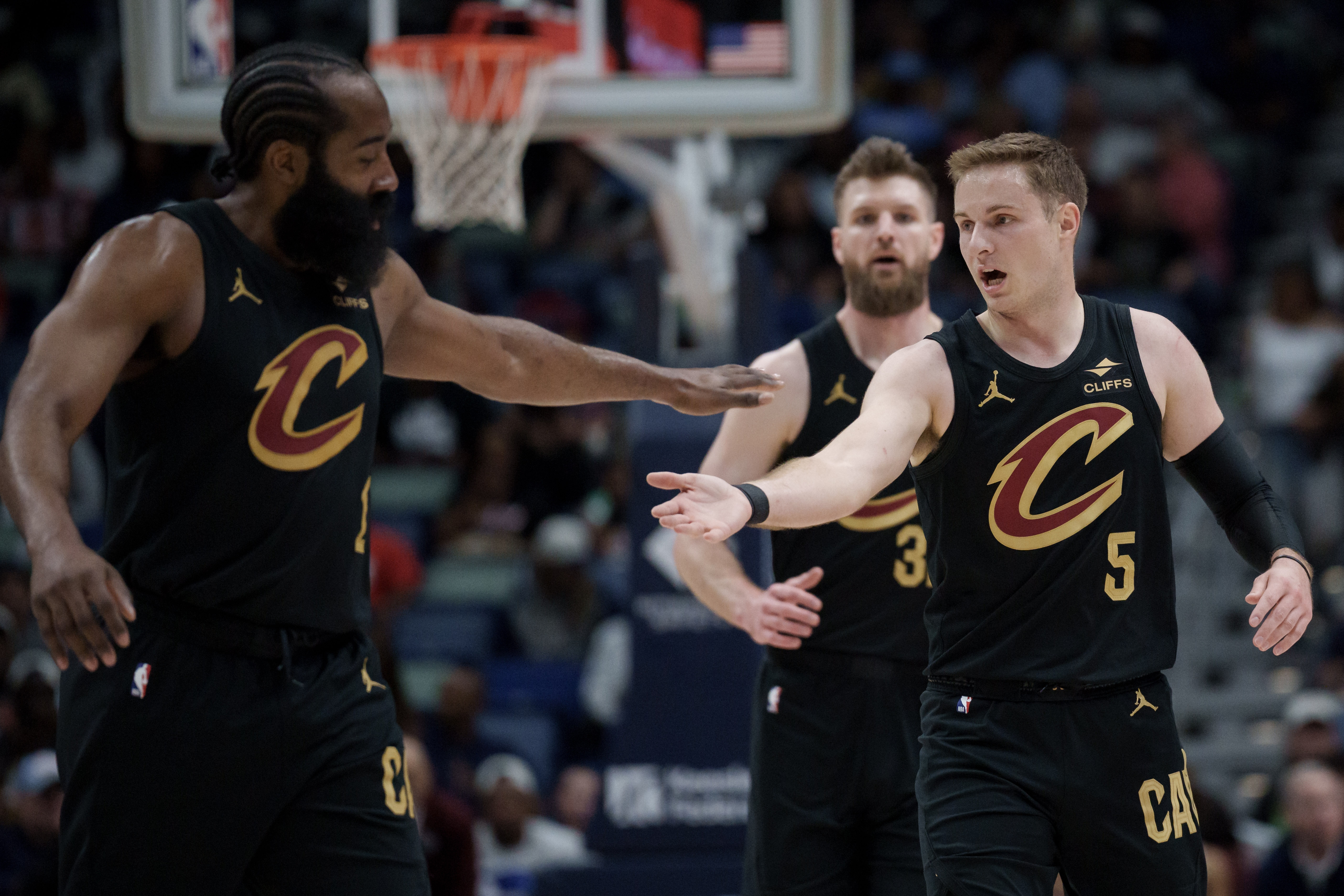 黄蜂主场狂胜国王36分 尼克斯六连胜 骑士擒魔术 掘金力克太阳