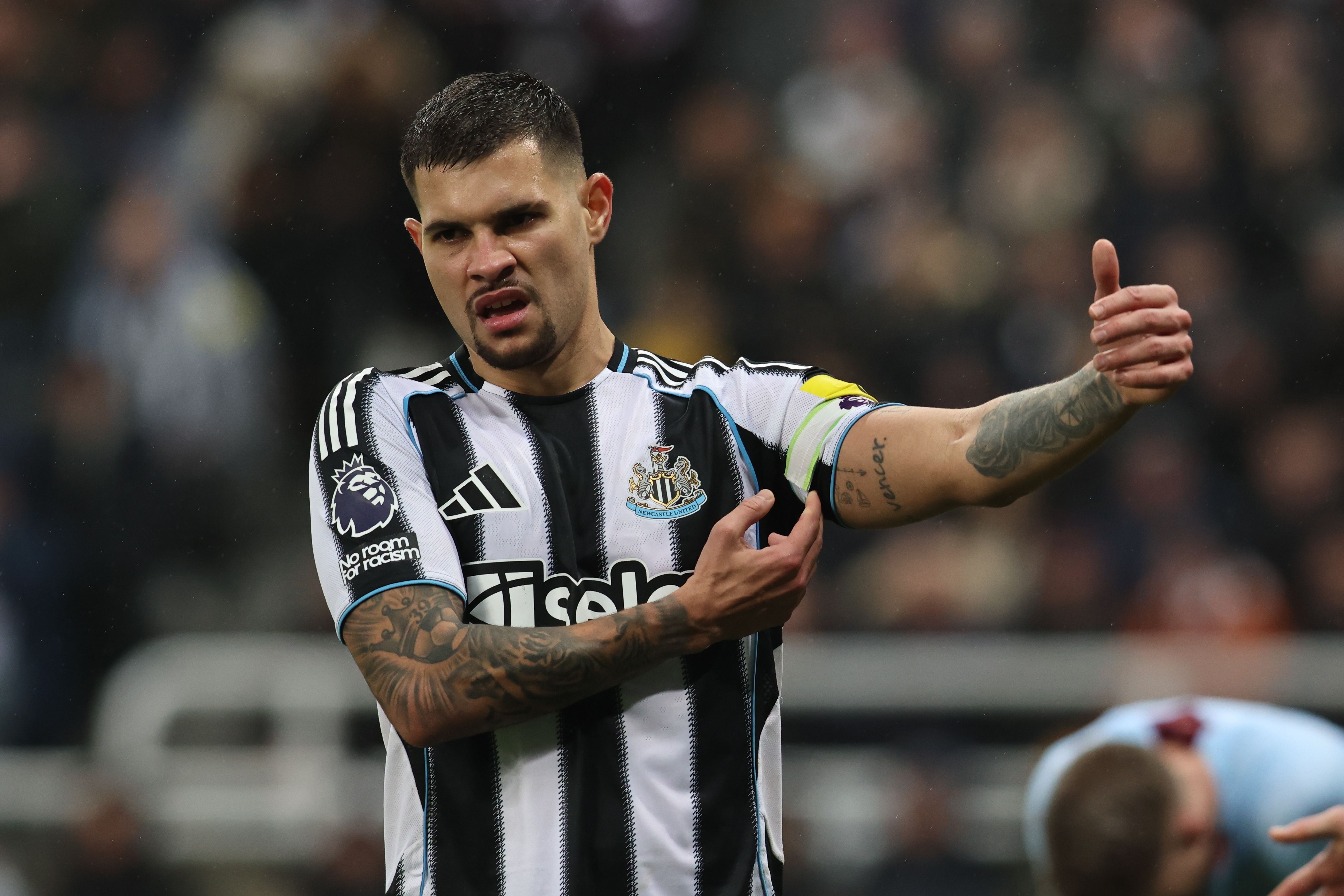 邮报独家：曼联锁定三中场目标 无意吉马良斯