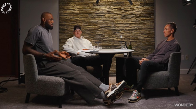 詹姆斯自曝签约后才看里夫斯集锦 训练营首日即对其专项点拨