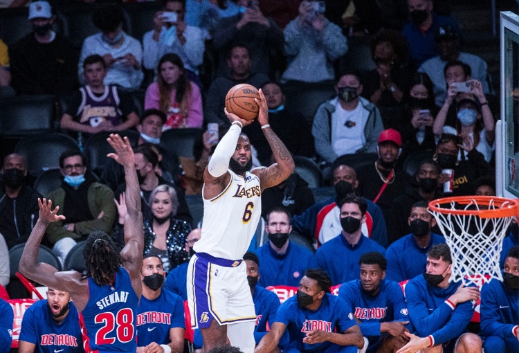 马克西将斯图尔特比作绿巨人 称敢追打詹姆斯者皆为浩克