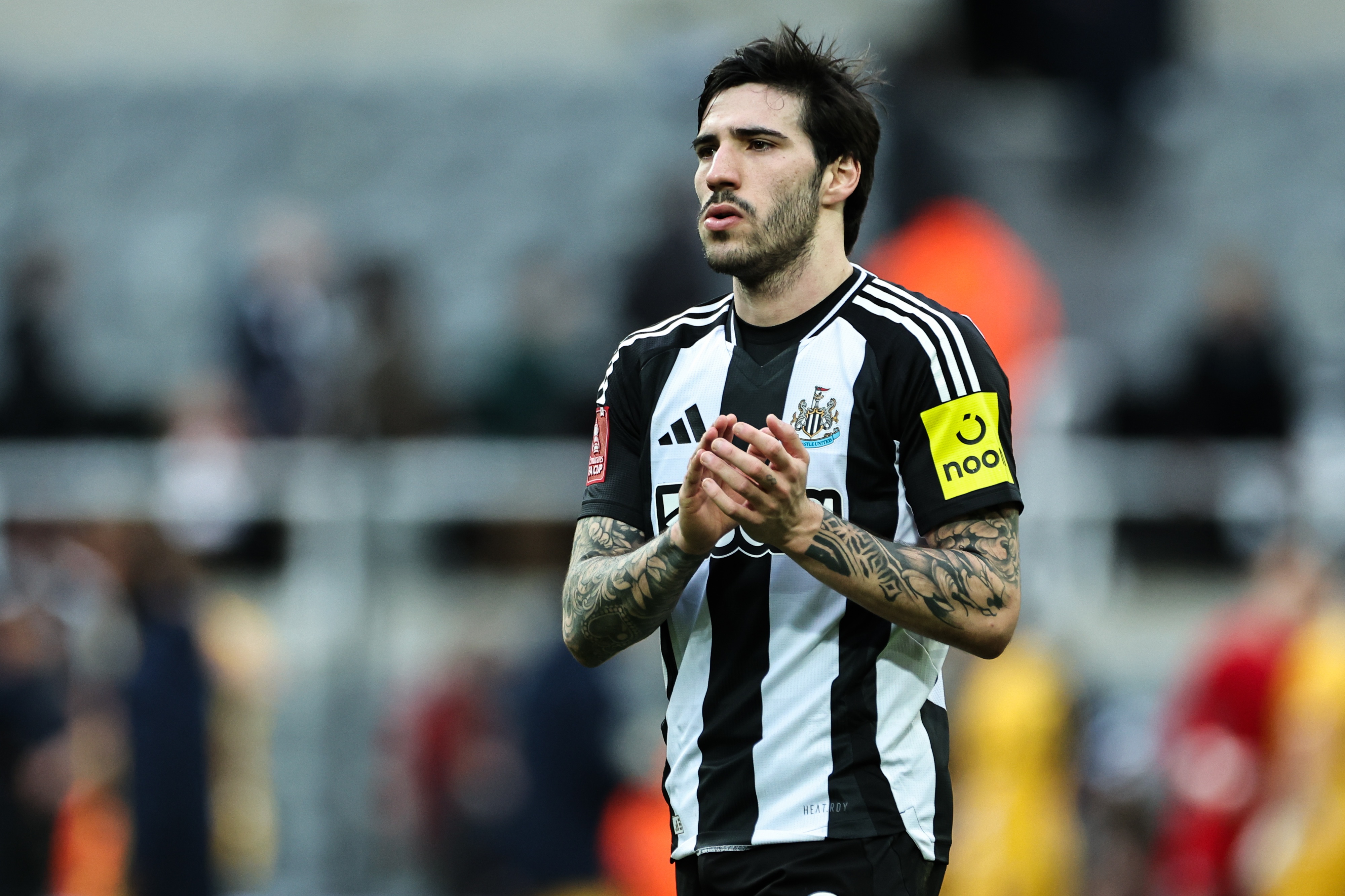 纽卡标价8000万镑托纳利今夏或离队 曼联曼城有意球员倾向返意甲