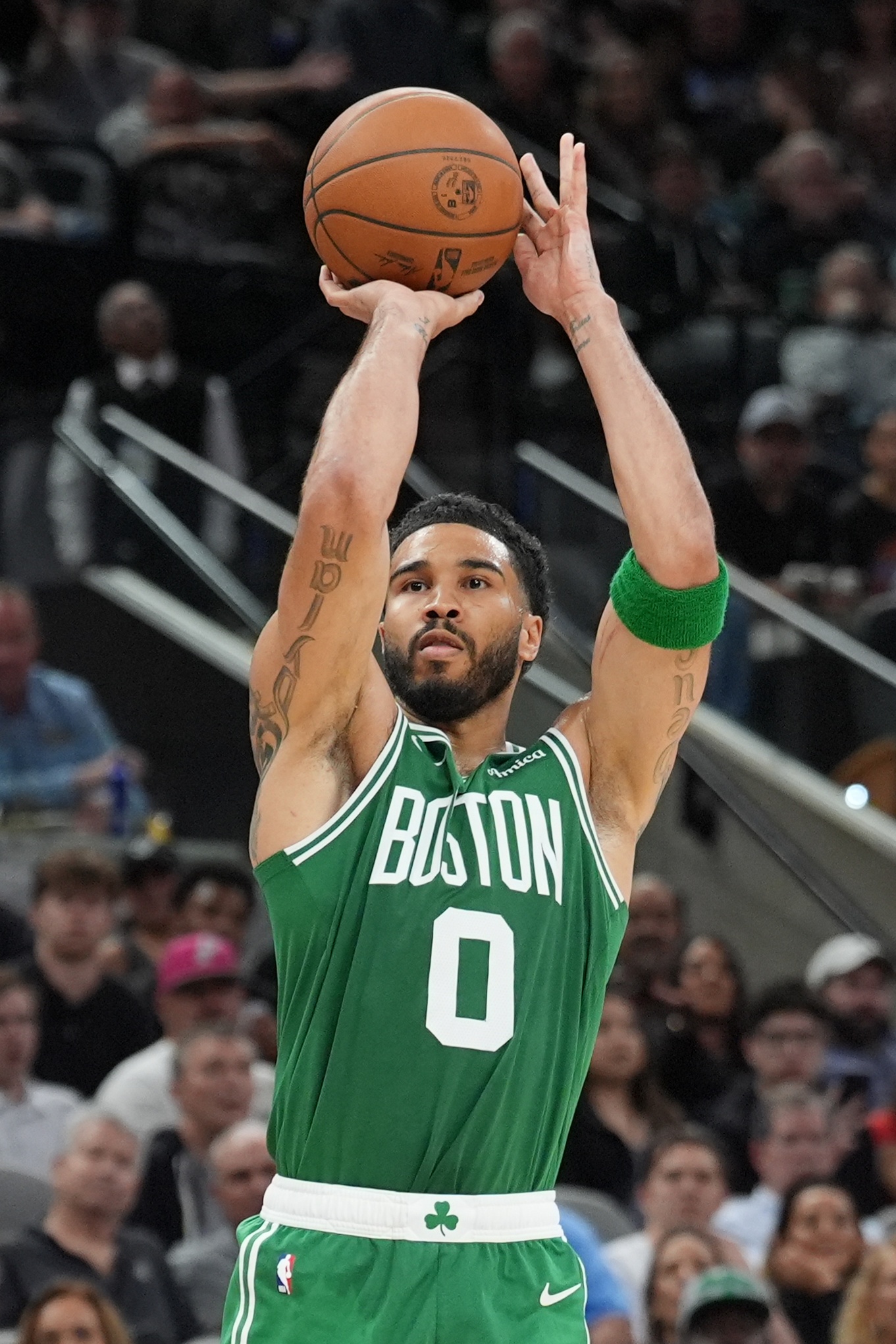 东部助教直言塔图姆球权过高 复出后三分依赖率达53.9%