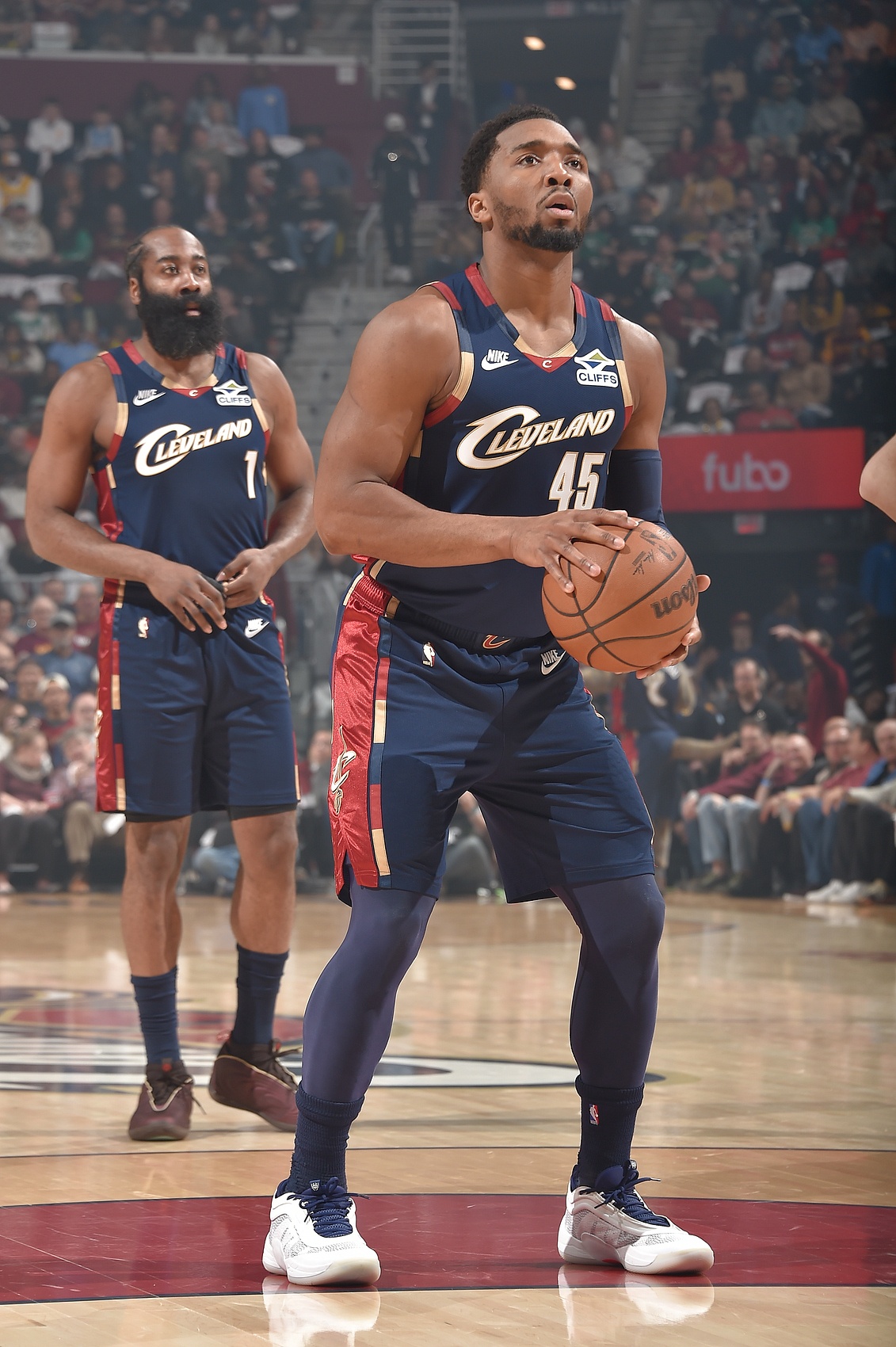 米切尔谈哈登体系下接锅球 阅读比赛必须更快