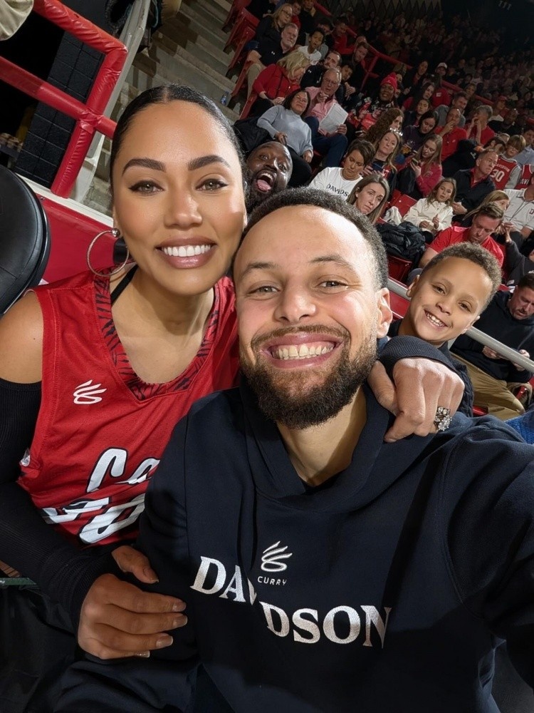 阿耶莎澄清理想型误解 库里自曝被妻子主动追求