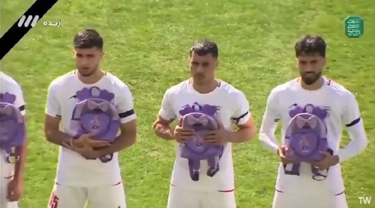 伊朗队赛前手捧书包悼念空袭遇难儿童 足协副主席称球员对社会问题积极表态