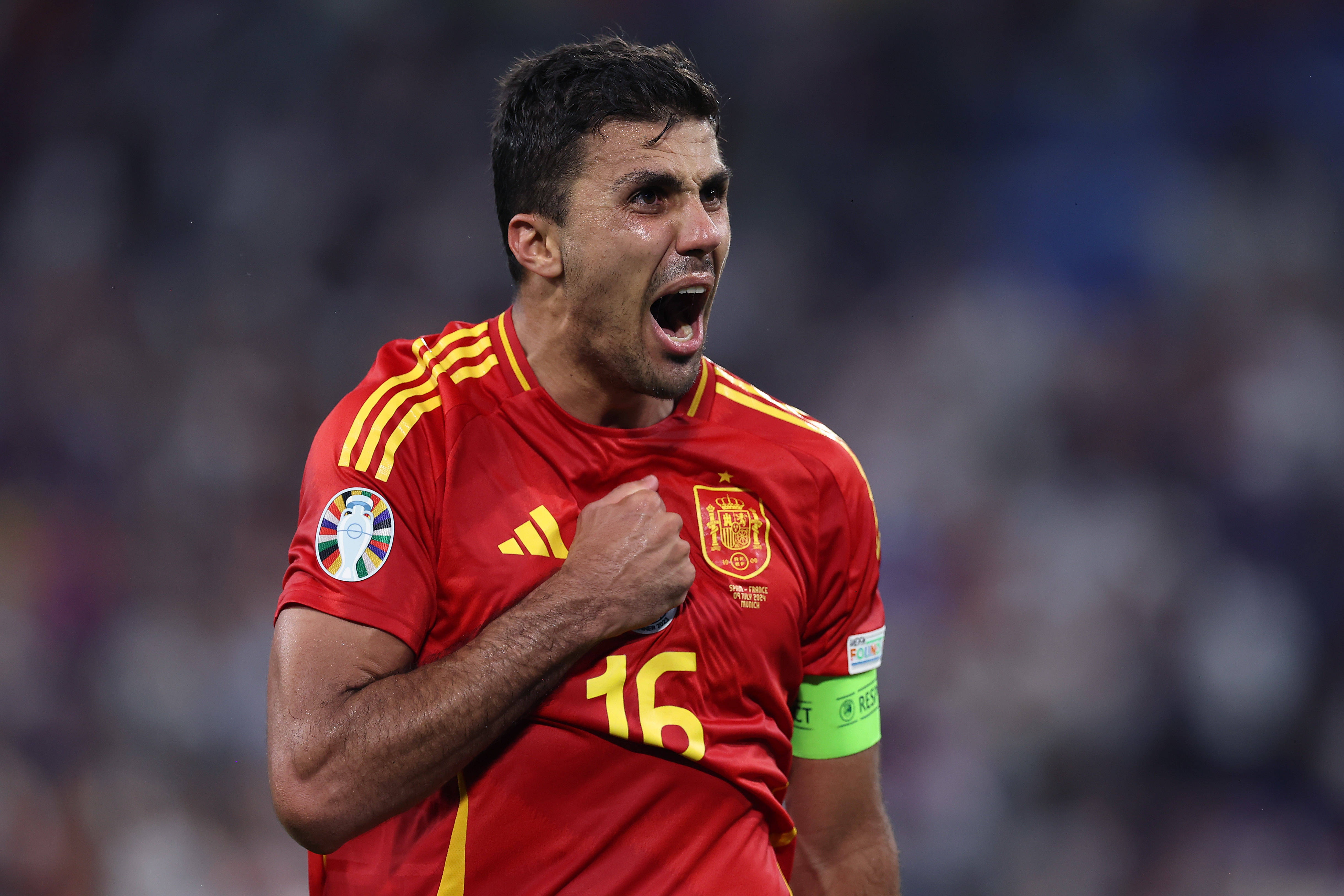 罗德里伤愈回归即戴袖标 114次触球主导西班牙三球完胜