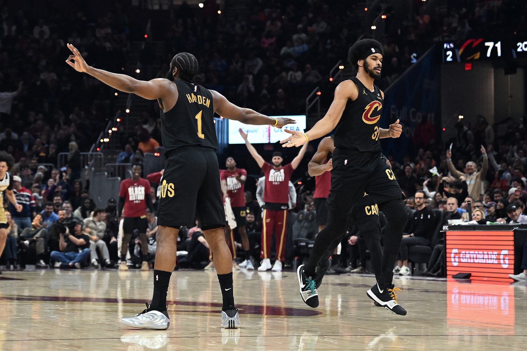 哈登阿伦顶级挡拆摧毁热火 骑士半场81分展争冠火力