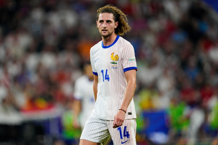 法国队训练观察:拉比奥特膝盖受撞单独恢复 杜埃肋伤无碍回归合练