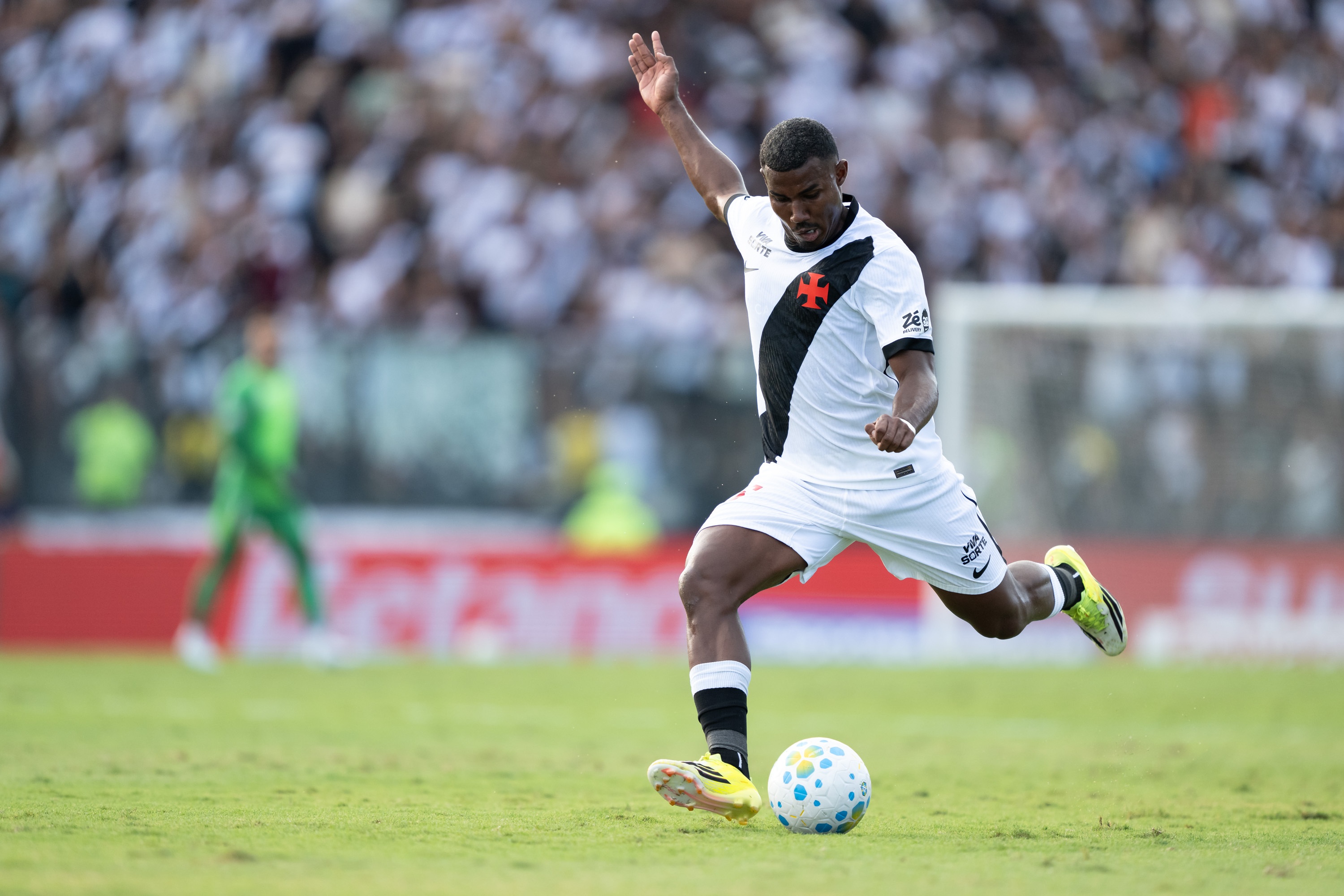 德甲双雄考察瓦斯科达伽马后卫库巴亚诺 球员租借表现引关注