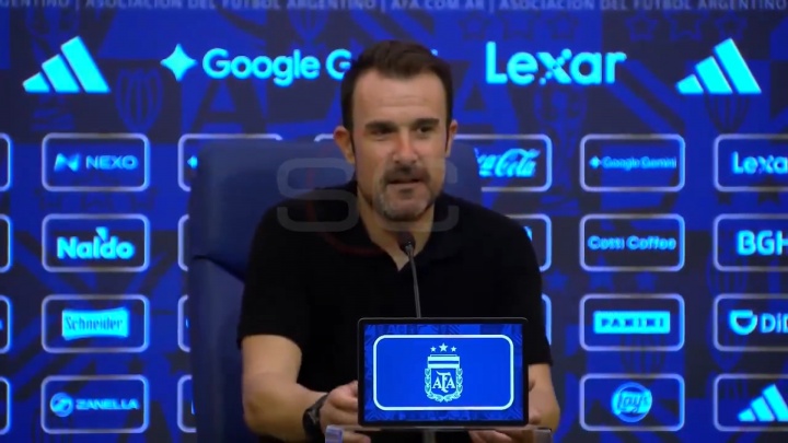 毛里塔尼亚主帅赛后与梅西拥抱 直言盼其再夺世界杯