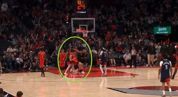 杨瀚森NBA生涯首吃技犯 遭里斯抱摔后微笑抗议被罚2000美元