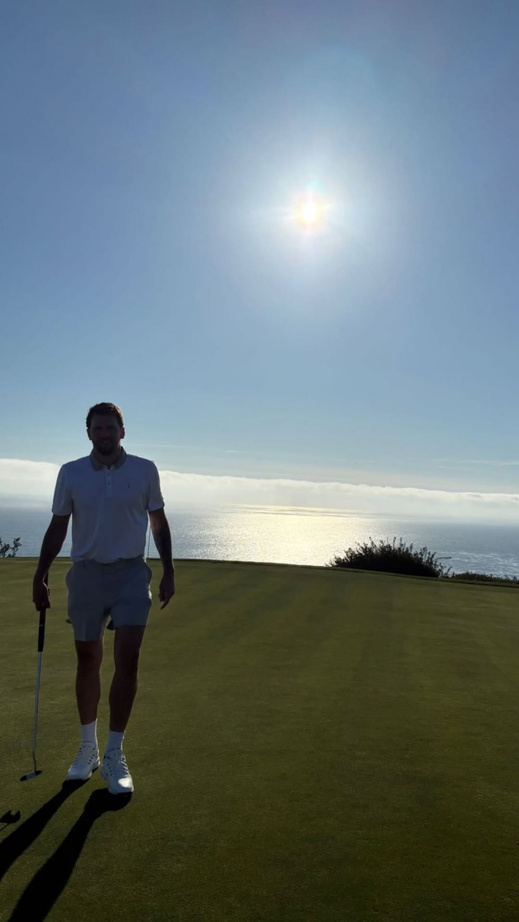 东契奇休赛期二度更新高尔夫动态 海景挥杆引关注