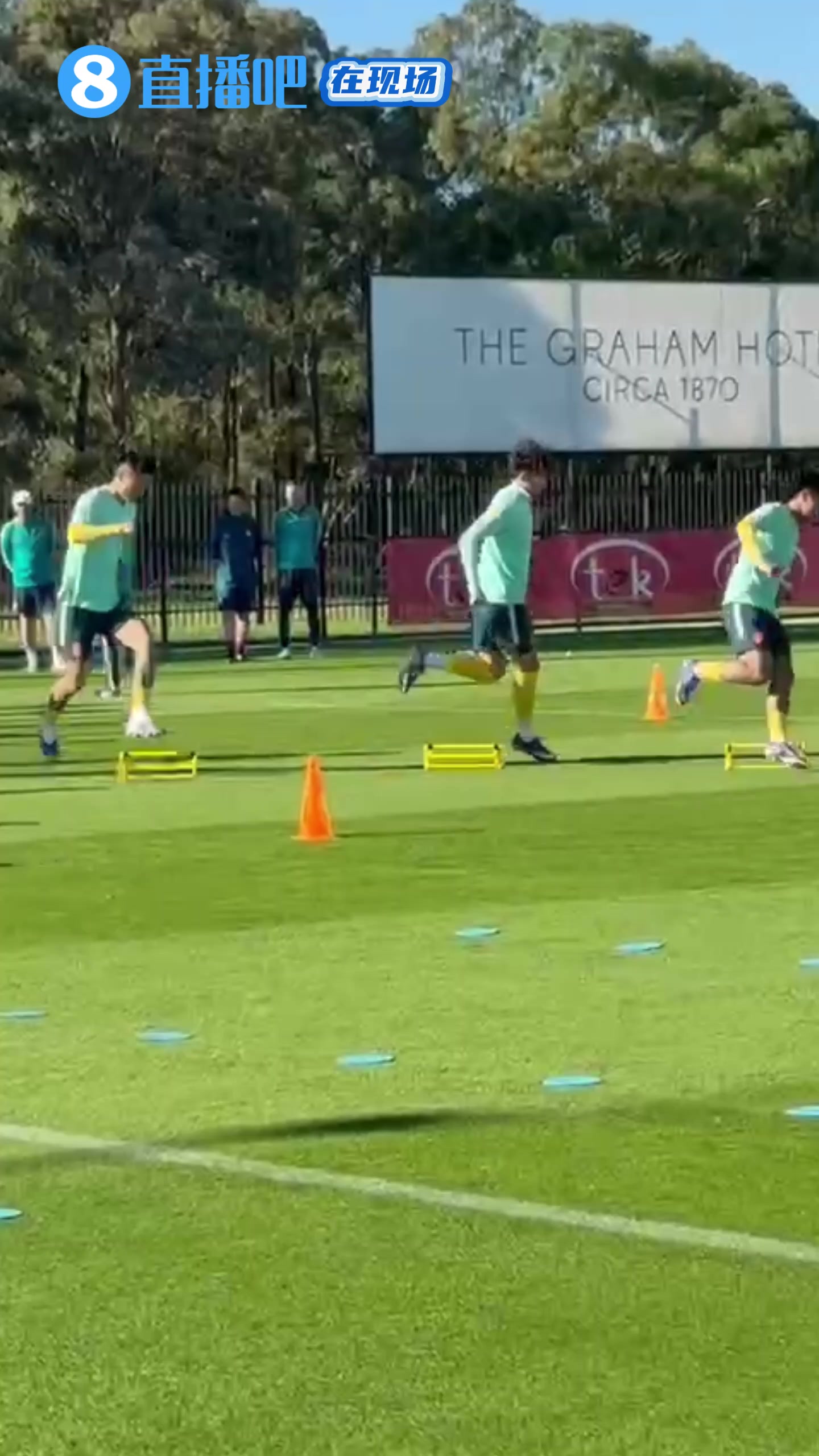 国足赛前最后一练 对阵喀麦隆气氛轻松