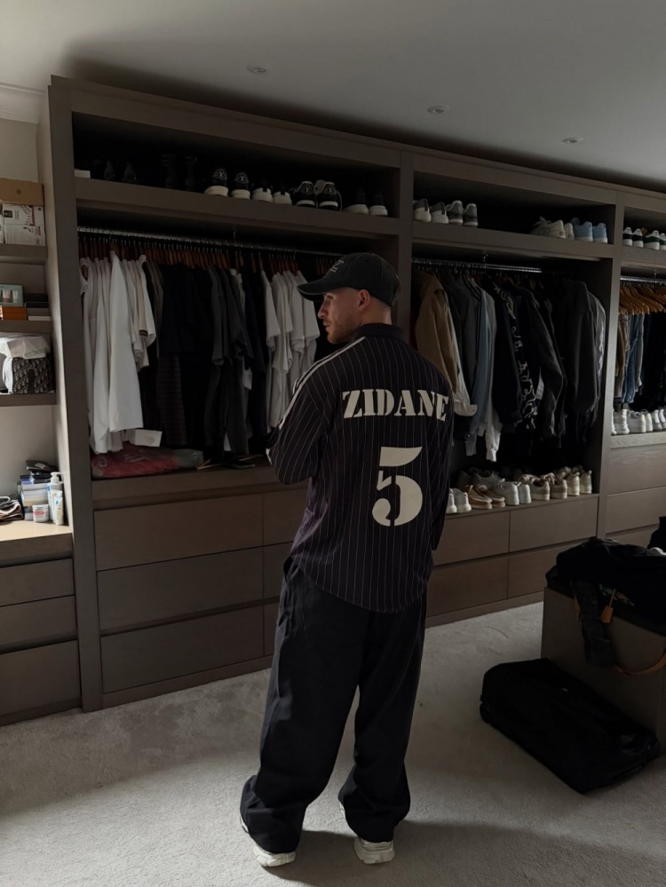 麦卡利斯特社媒更新日常 身穿齐达内5号球衣引关注