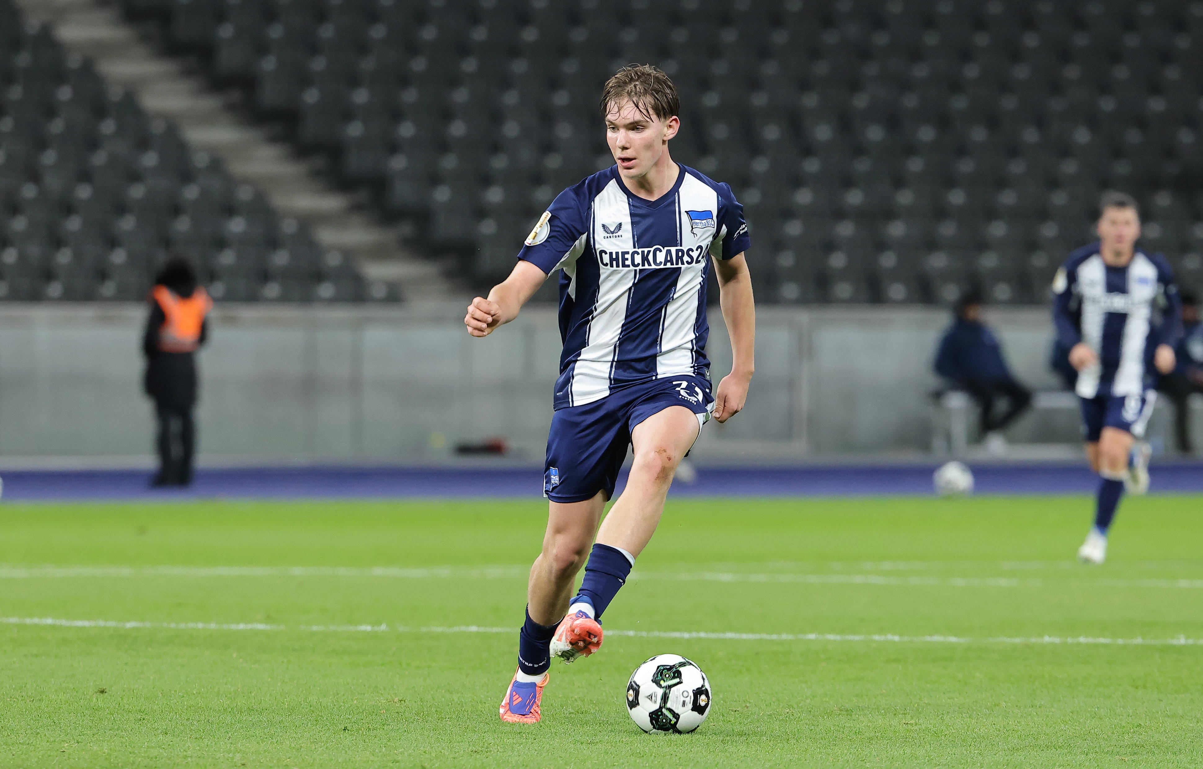 药厂高层飞赴柏林谈判 16岁天才艾希霍恩引豪门争夺