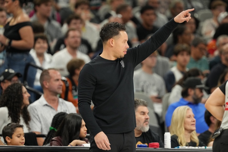 马刺篮板狂胜公牛20个 米奇强调篮板是进攻生命线