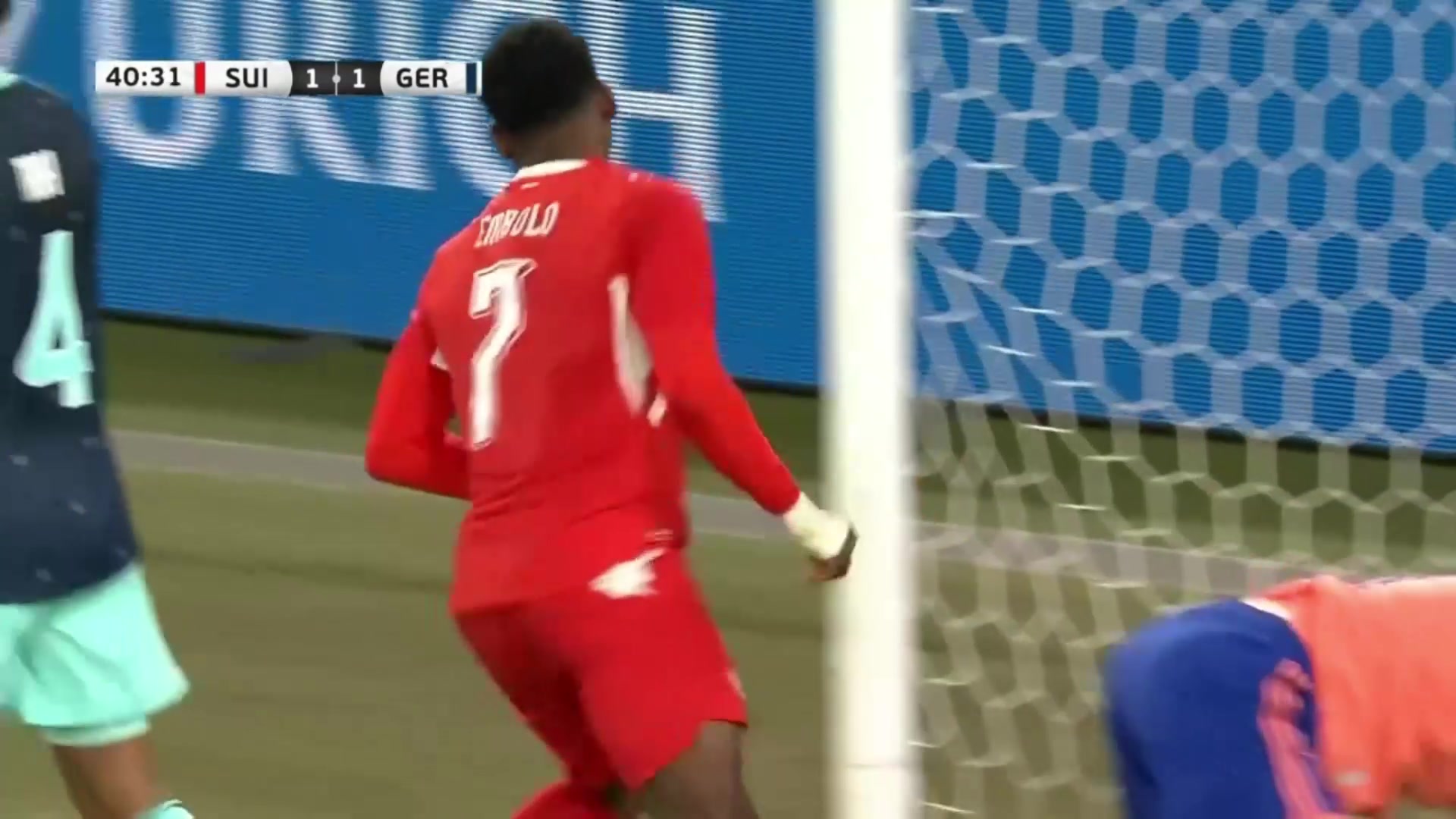 威德默右路传中助攻，恩博洛头球冲顶破门！