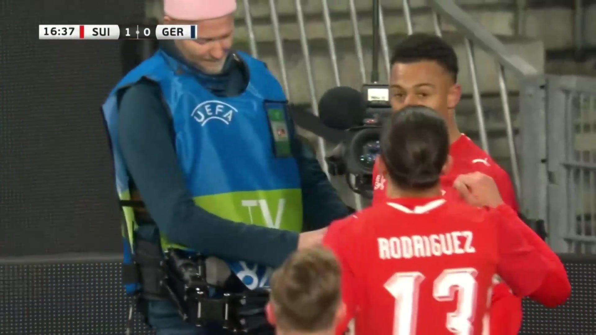 德国中场传球被断！恩多耶禁区内晃开防守小角度劲射破门！