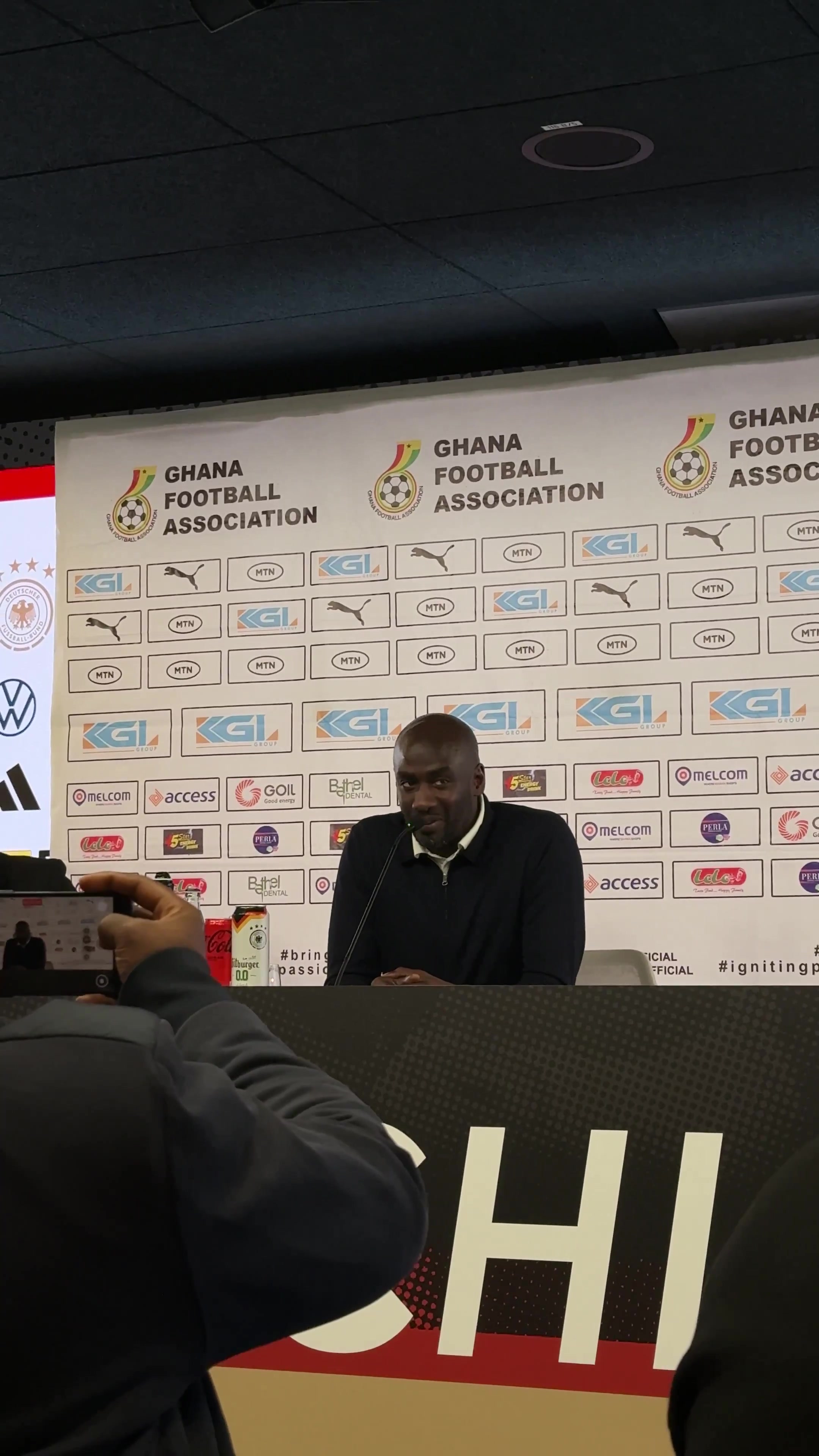 加纳主帅阿多赛后发布会德语献唱生日歌