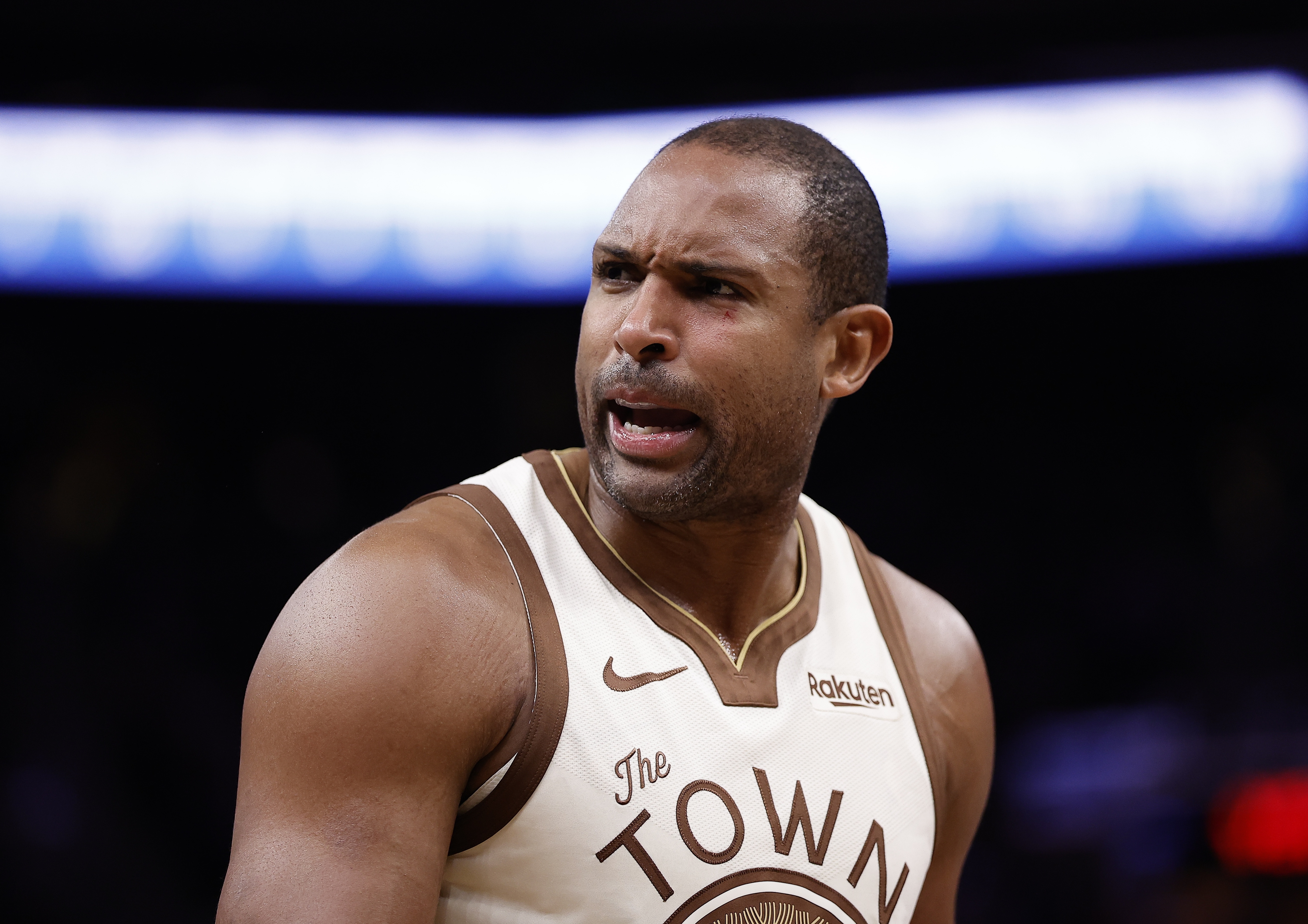 霍福德小腿拉伤未合练 表态专注恢复力争常规赛前复出 霍福德小腿拉伤未合练 表态专注恢复力争常规赛前复出