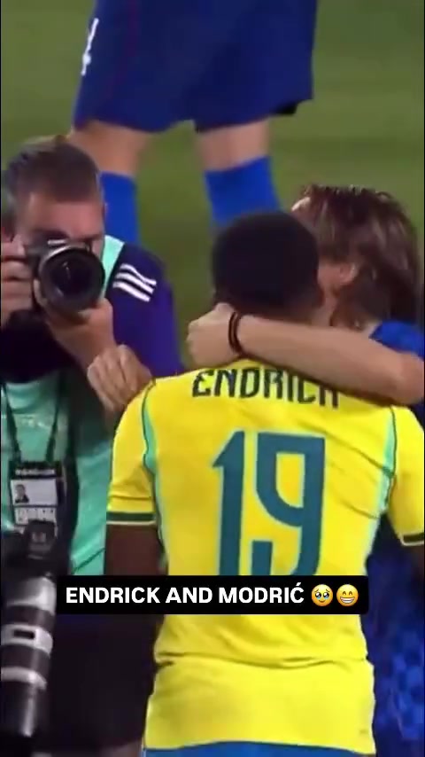 巴西3比1客胜克罗地亚 恩德里克赛后抱起莫德里奇