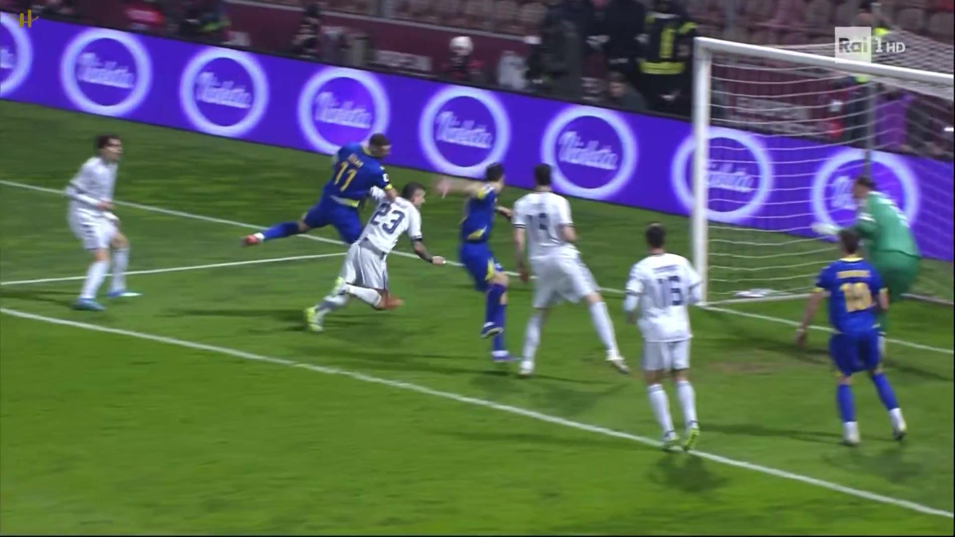 波黑争议进球前哲科手球 记者质疑规则漏洞