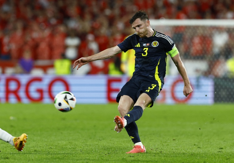 罗伯逊回应主场嘘声 以英格兰输日本为例为球队辩护