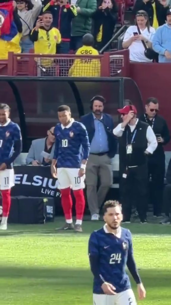 姆巴佩替补登场前指示队友取袖标 行为引发争议