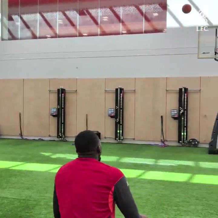 维尔茨训练间隙展示篮球准星 利物浦中场两记远投命中