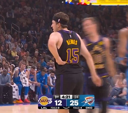 里夫斯突发腰部不适离场 高效8分后返更衣室检查