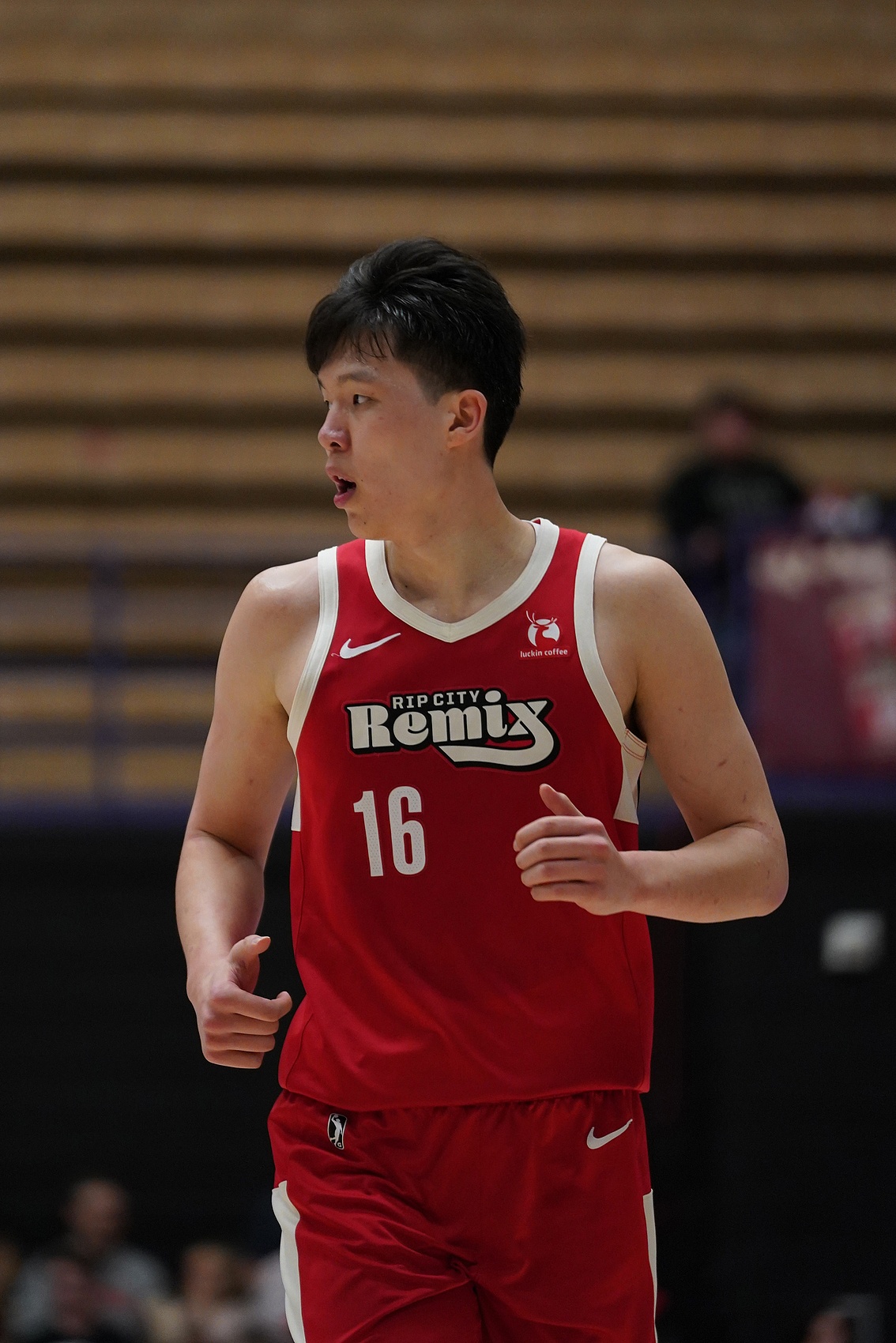 杨瀚森高原客场苦战28分钟 赛后记者详述奔波疲劳细节