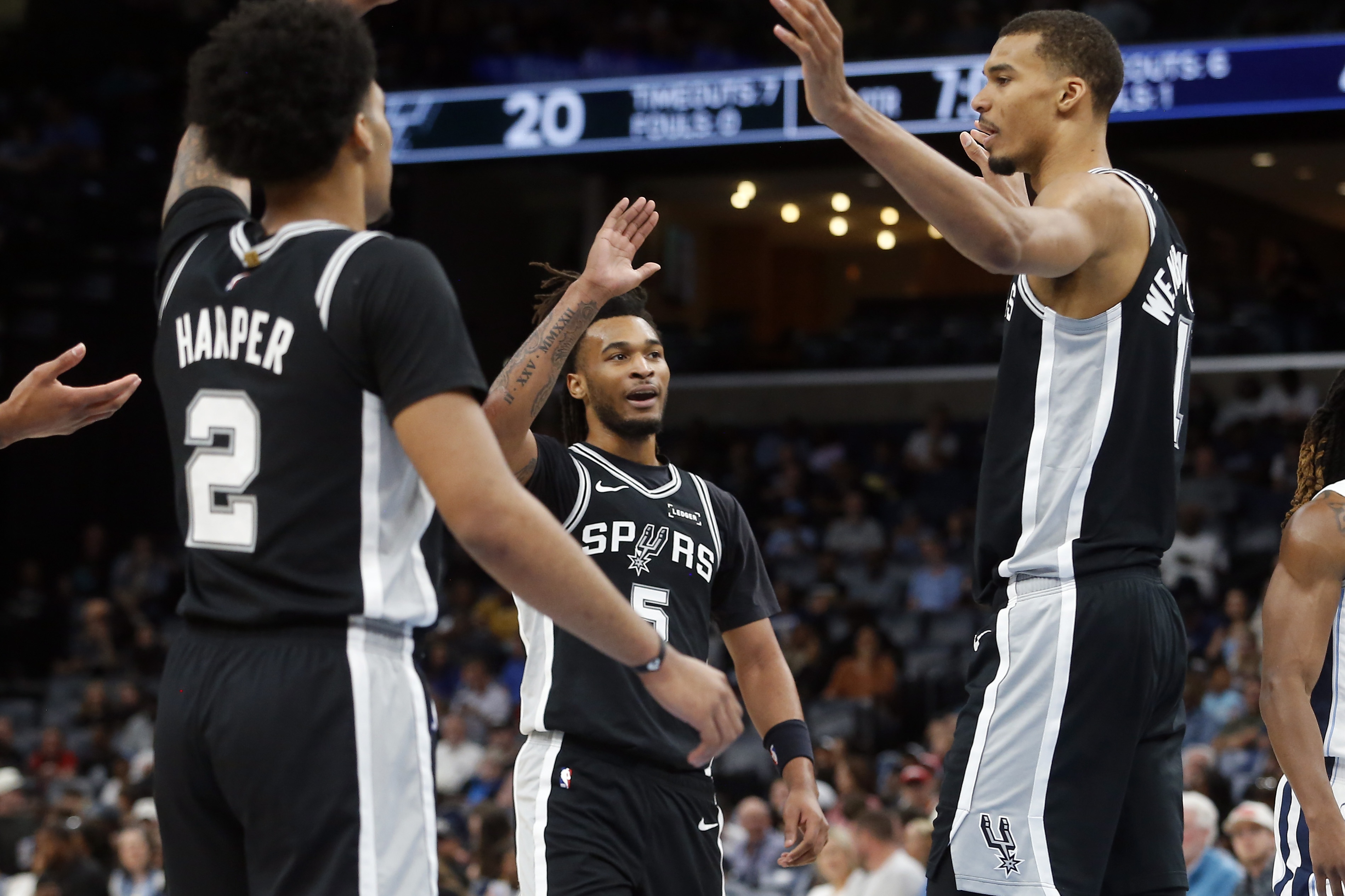 文班缺阵马刺11胜5负 防守体系升级与多持球点战术成关键