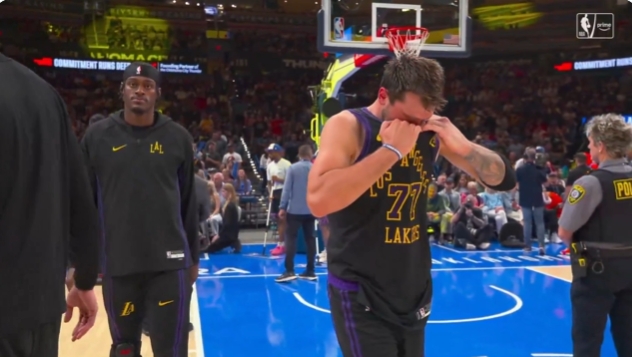 东契奇腿筋受伤情绪失控 范德比尔特挡镜头护队友