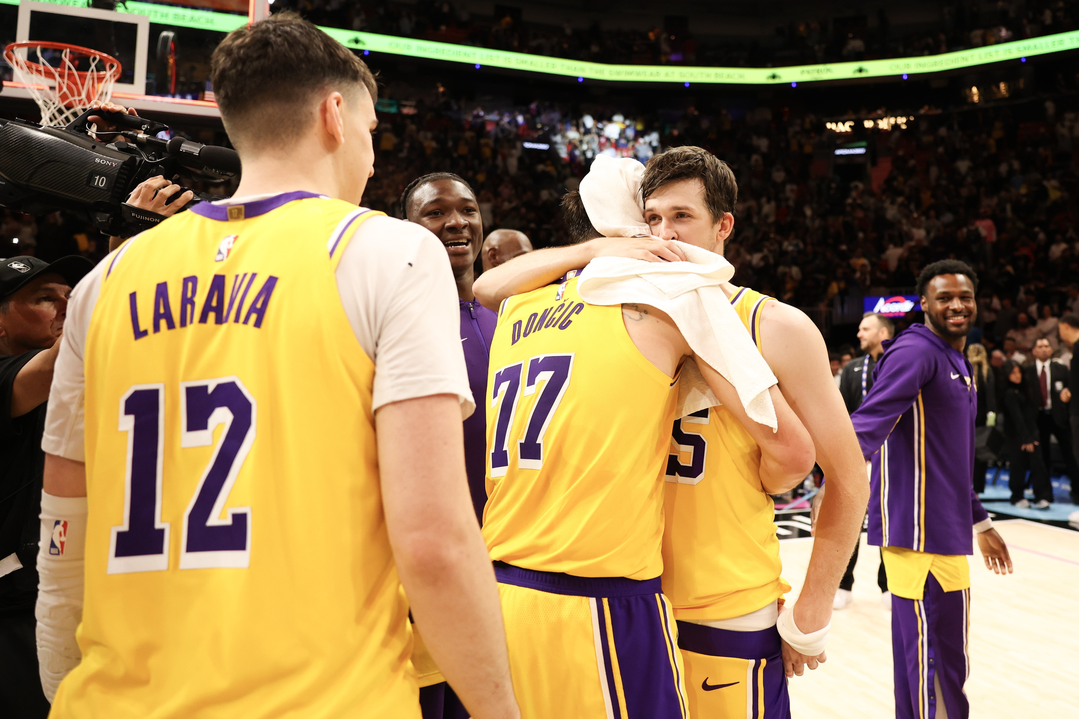 东契奇二级拉伤常规赛报销 湖人惨败雷霆后迎伤病潮