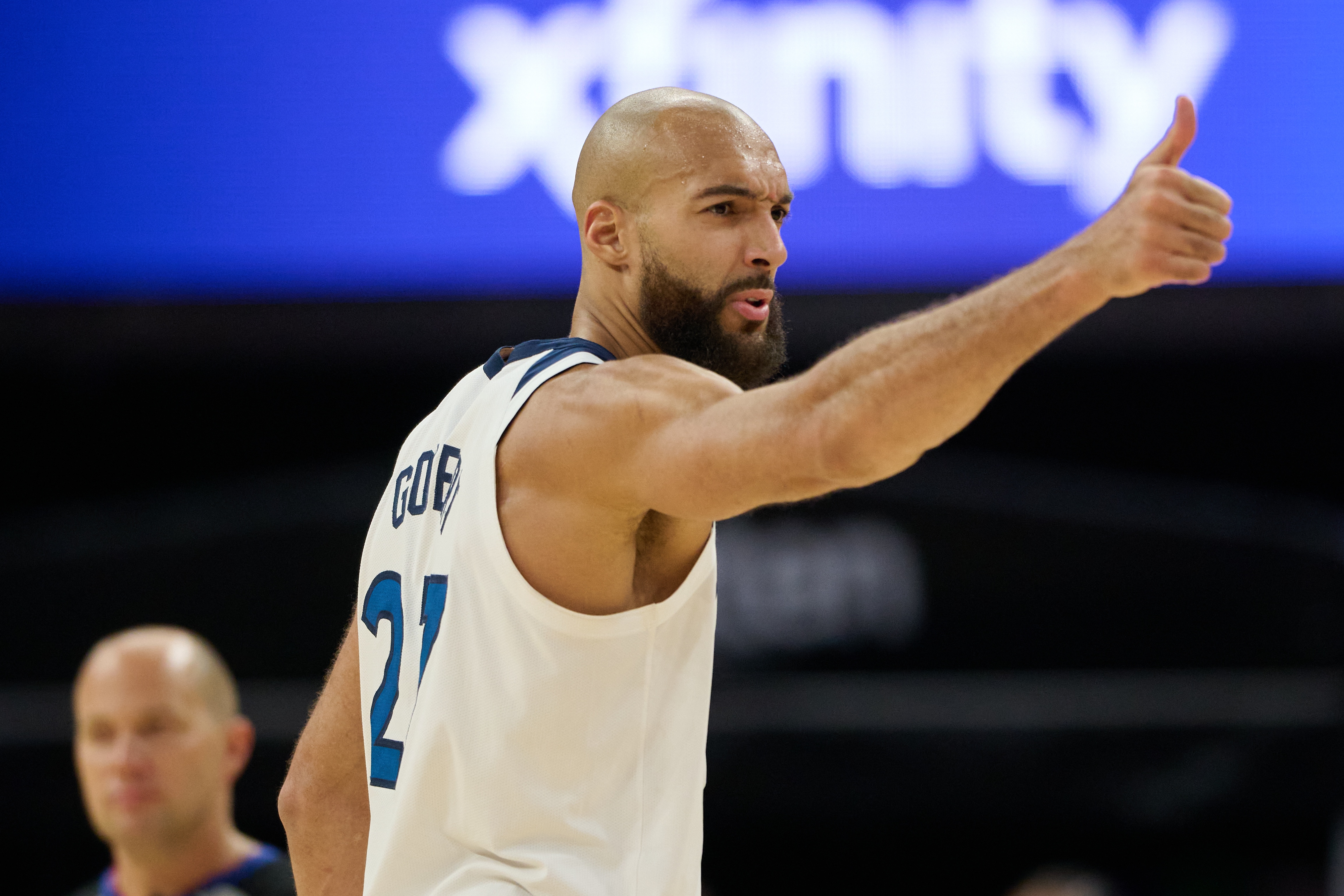 戈贝尔8中2空接频失 道苏姆坚持战术：有空位必传