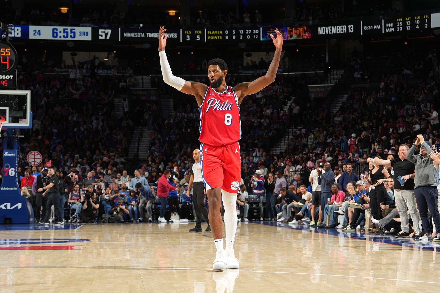 乔治半场7中6高效贡献18分 76人半场落后活塞11分