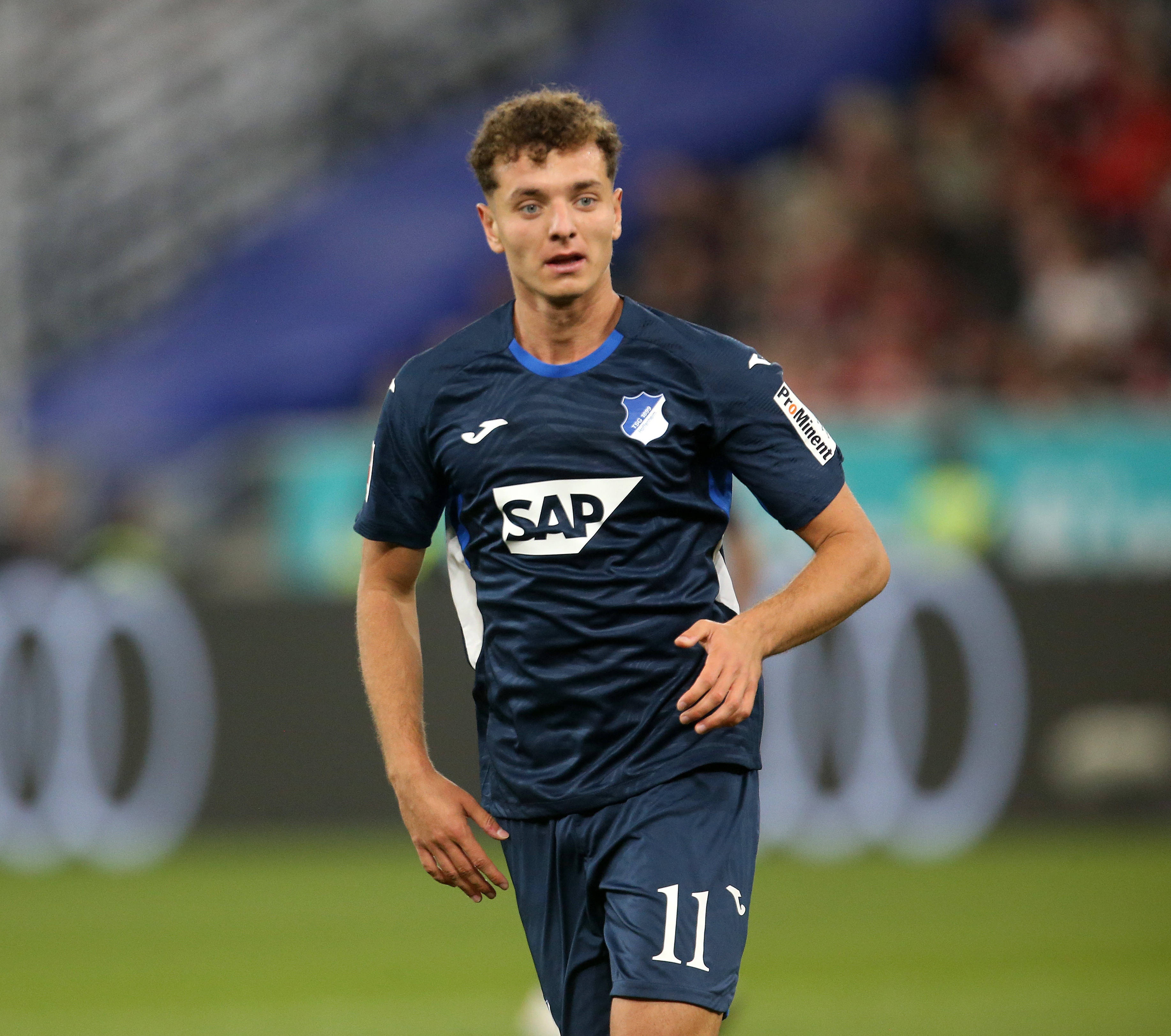 阿斯拉尼回应巴萨传闻 专注场内表现 重申儿时梦想