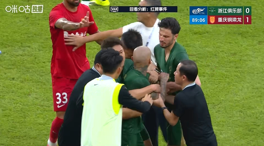 米特里策拉拽对手头发染红 浙江队末段减员 米特里策拉拽对手头发染红 浙江队末段减员