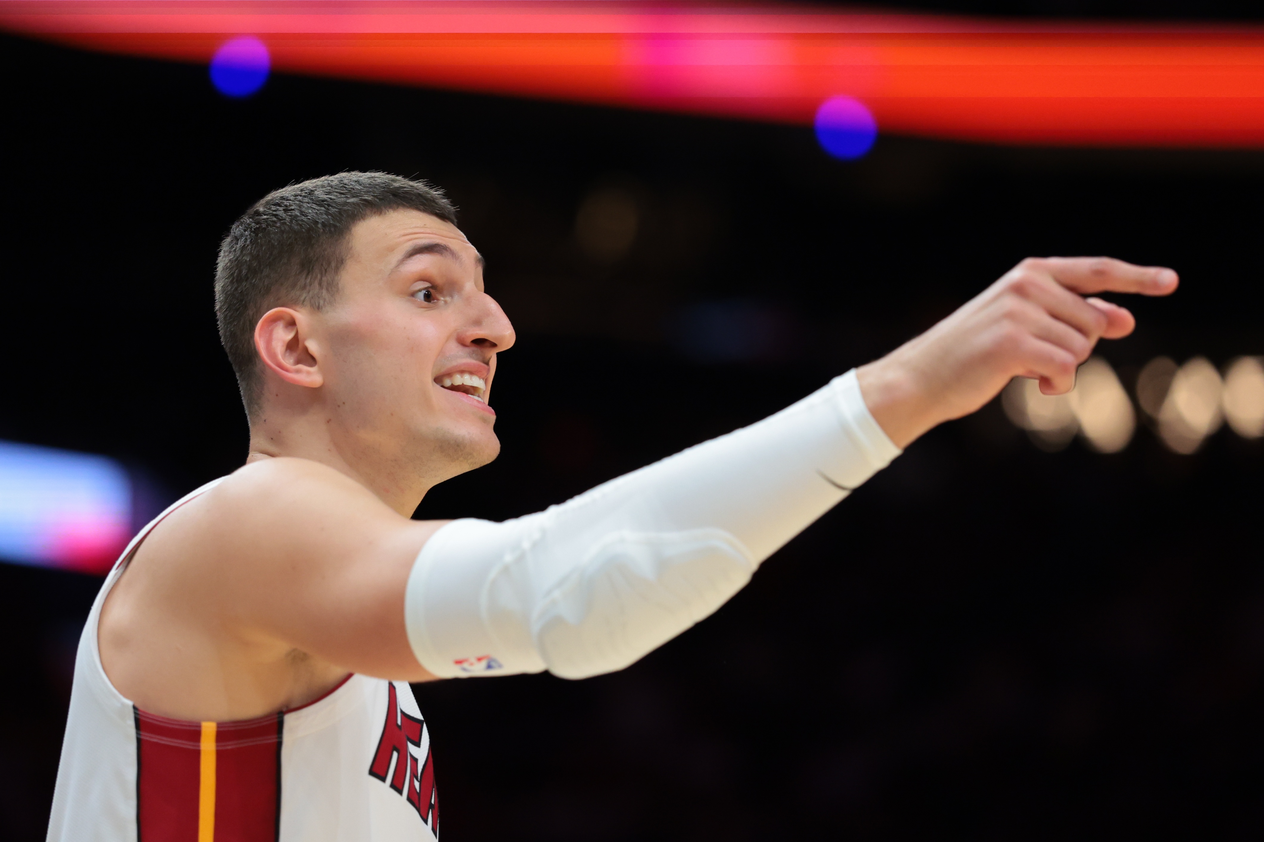 约维奇遭犯规脚踝扭伤 斯波确认无结构性损伤